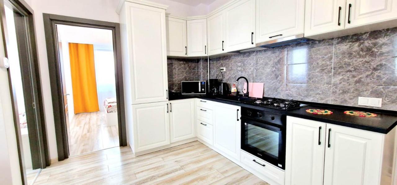 Evelyn Modern Apartment Near Palas Jászvásár Kültér fotó