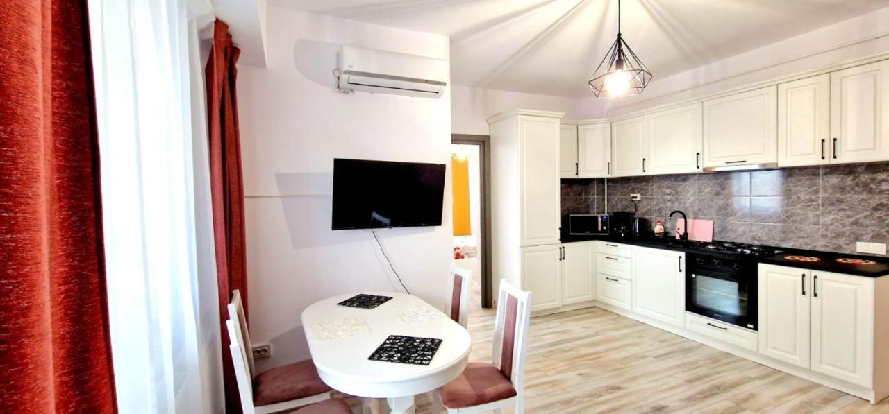 Evelyn Modern Apartment Near Palas Jászvásár Kültér fotó